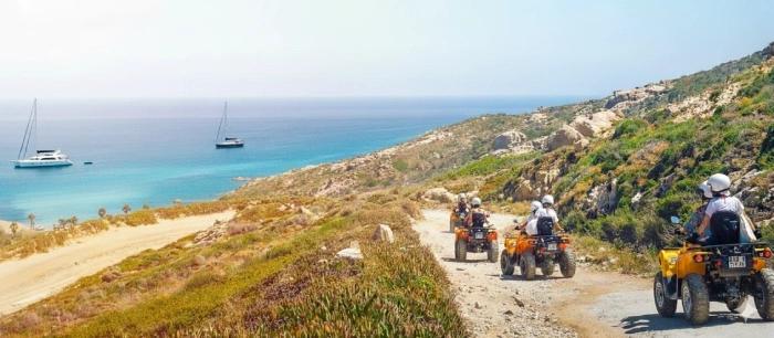 Sortie en quad sur les sentiers côtiers de Bonifacio avec vue sur la mer et les yachts