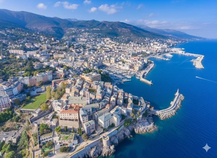Vue aérienne de Bastia montrant son centre historique, ses quais et la mer d’un bleu profond.