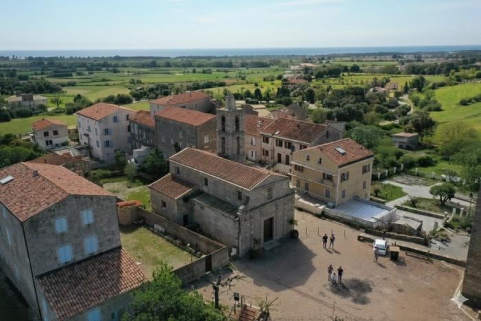Vue aérienne du centre historique d’Aléria entouré par la plaine orientale et la mer en arrière-plan