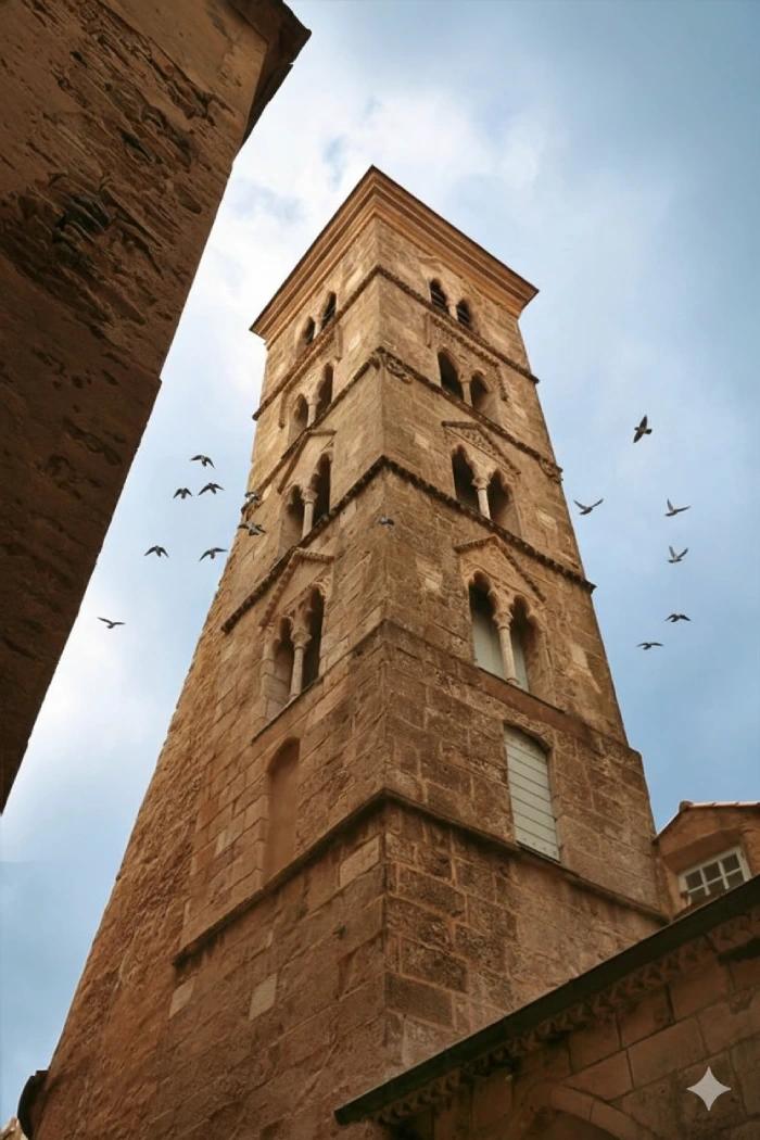 Clocher génois dominant les ruelles de la Haute-Ville de Bonifacio en Corse.