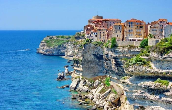 Falaises bordant la mer Méditerranée à Calvi avec panorama sur la citadelle et les maisons du centre historique