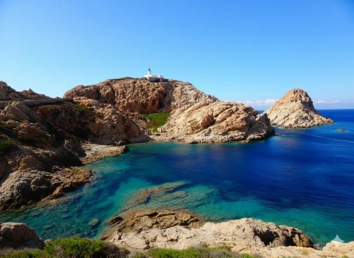 L’île de la Pietra et son phare entourés de rochers sculptés par la mer à l’Île-Rousse.