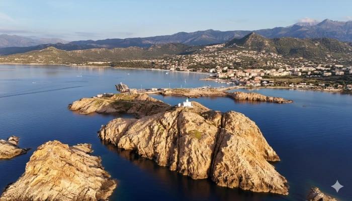 Vue aérienne de l’Île-Rousse et de l’île de la Pietra avec son phare, en Haute-Corse.