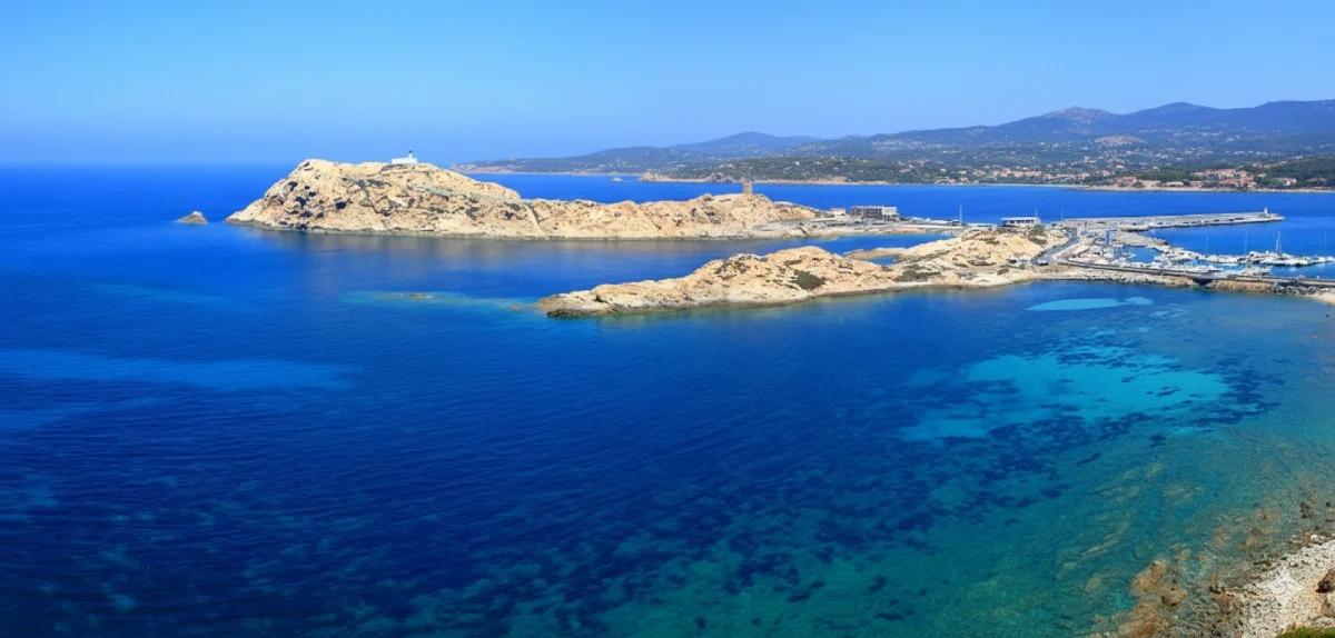 Paysage de l’Île-Rousse avec vue sur la mer et les rochers de la Pietra en Haute-Corse