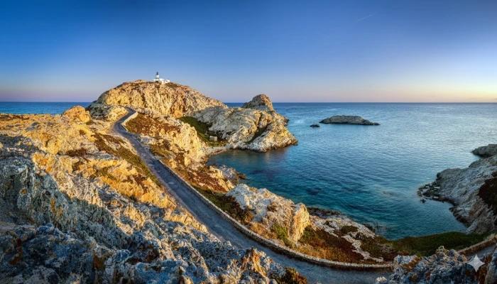 Vue aérienne de l’Île-Rousse, de ses rochers rouges et du littoral de Balagne en Corse.