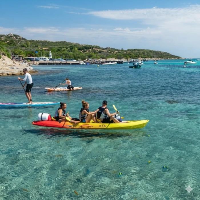 Famille en kayak et pratiquants de paddle dans les eaux cristallines de Bonifacio
