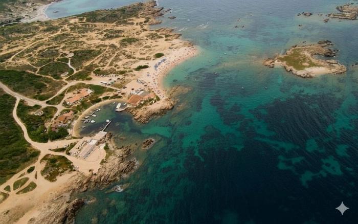 Plage de la Tonnara près de Bonifacio, eau turquoise et reliefs granitiques.