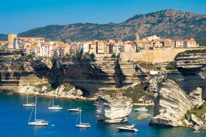 Maisons perchées sur les falaises calcaires de Bonifacio, en surplomb de la mer.