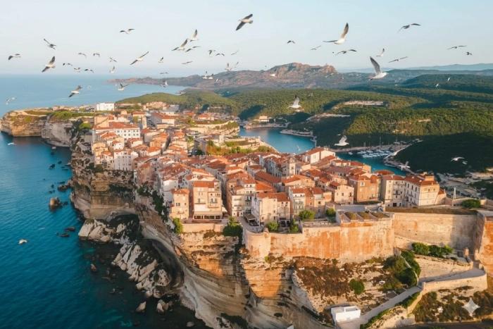 Panorama de la ville de Bonifacio en Corse, entre falaises et port.