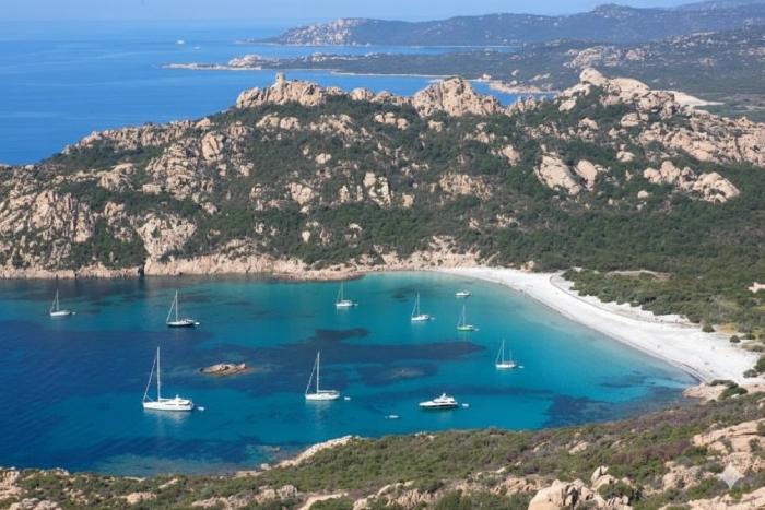 Vue du maquis corse près de Propriano avec végétation sauvage et reliefs