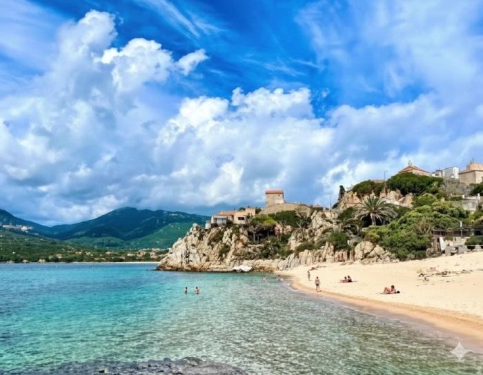 Plage de Mancinu à Propriano avec sable fin et mer calme