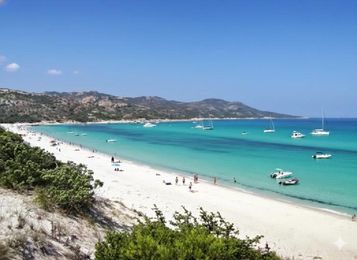 Plage de Saleccia près de l’Île Rousse, eau cristalline et sable blanc dans le désert des Agriates