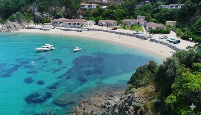Plage de Sampiero à Propriano entourée d’eaux turquoise et de reliefs rocheux