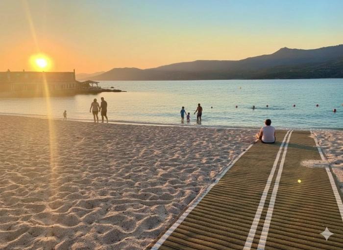 Plage du Lido à Propriano avec sable fin et mer calme au coucher du soleil
