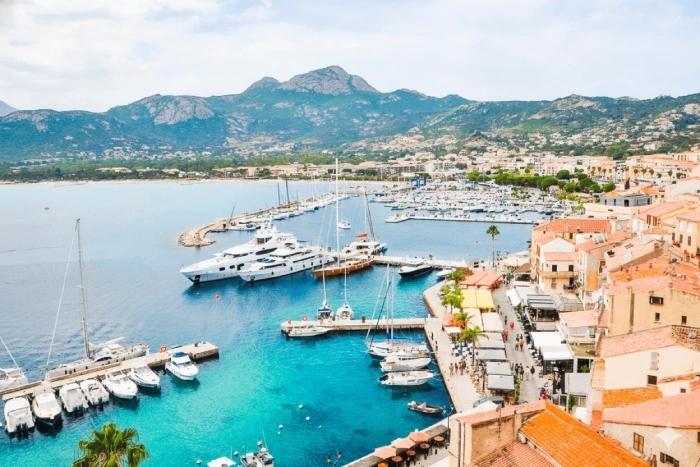 Port de Calvi avec bateaux, quais et montagnes environnantes