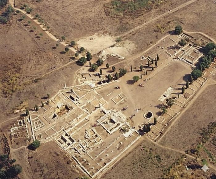 Vue panoramique des ruines romaines d’Aléria avec chemins et vestiges alignés en pleine nature