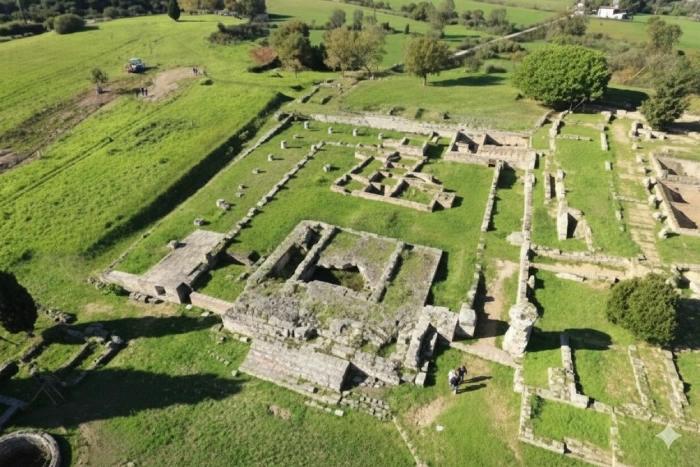 Vue aérienne du site archéologique d’Aléria montrant les fondations romaines au cœur de la plaine orientale