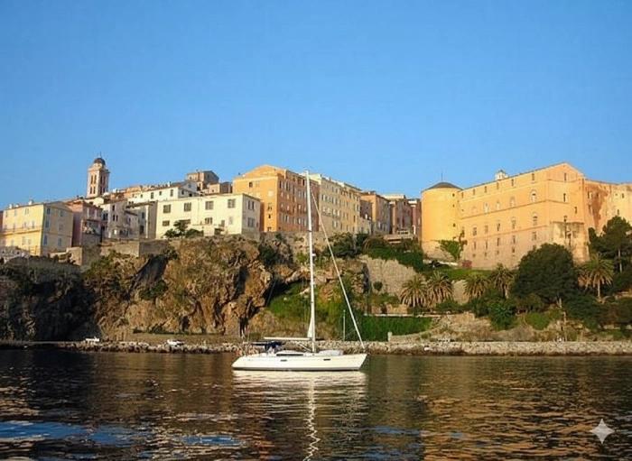 Ruelles et maisons traditionnelles du quartier Terra Nova à Bastia, avec habitants en promenade.