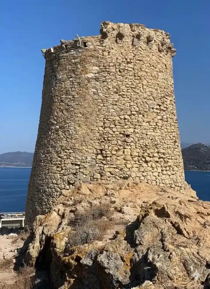 Tour génoise de la Pietra à l’Île-Rousse, monument historique dominant la Méditerranée.