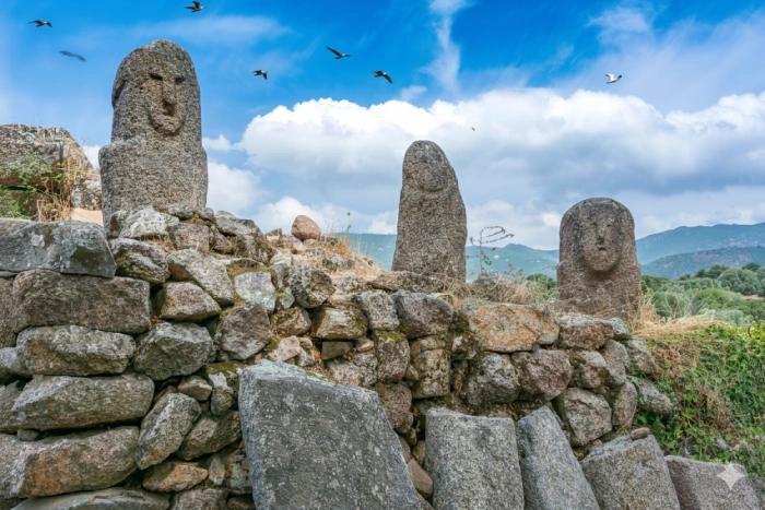 Statues-menhirs du site préhistorique de Filitosa près de Propriano en Corse