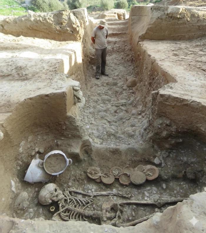 Tombe antique mise au jour sur le site archéologique d’Aléria, avec squelette et objets funéraires découverts lors des fouilles en Haute-Corse.